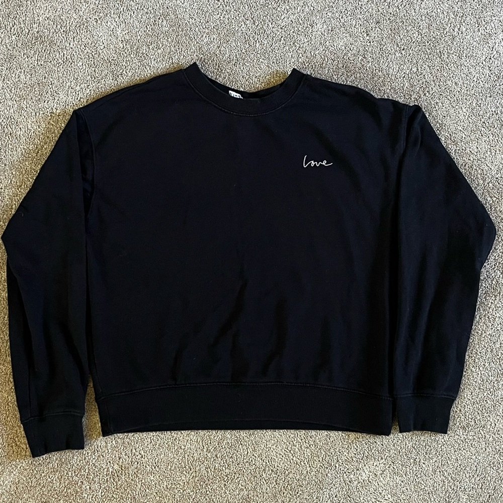 Black crewneck with “love” embroidery🖤